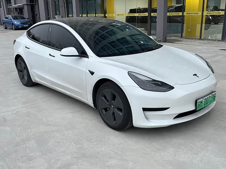 Фото 3 - Tesla Model 3