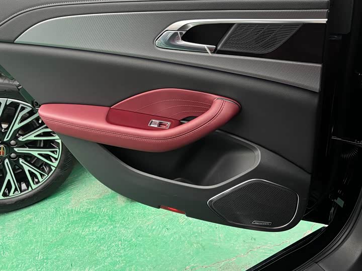 Фото 6 - Hongqi H5