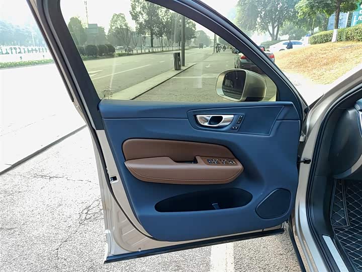 Фото 6 - Volvo XC60