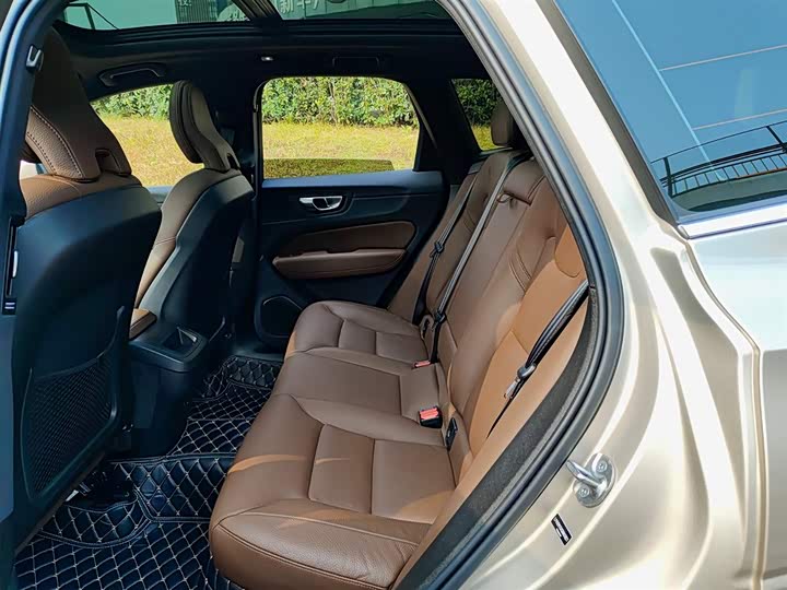 Фото 8 - Volvo XC60