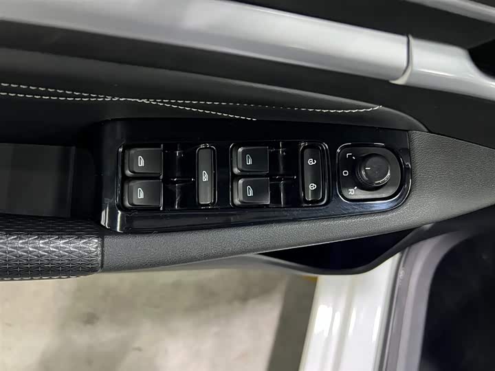 Фото 9 - Geely Emgrand