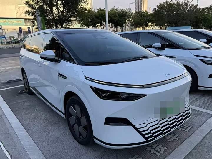 Фото 2 - XPeng X9