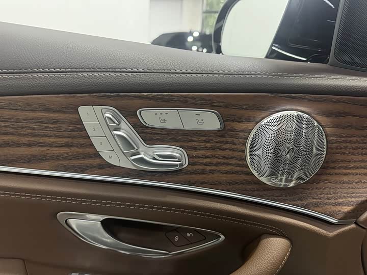 Фото 5 - Mercedes-Benz E-Class