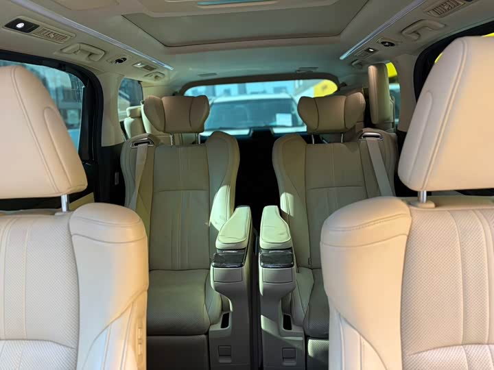 Фото 8 - Toyota Vellfire