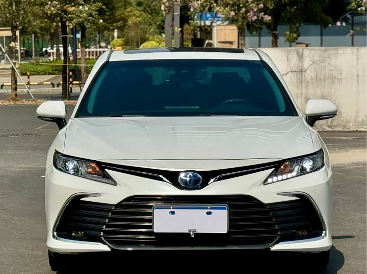 Фото 2 - Toyota Camry