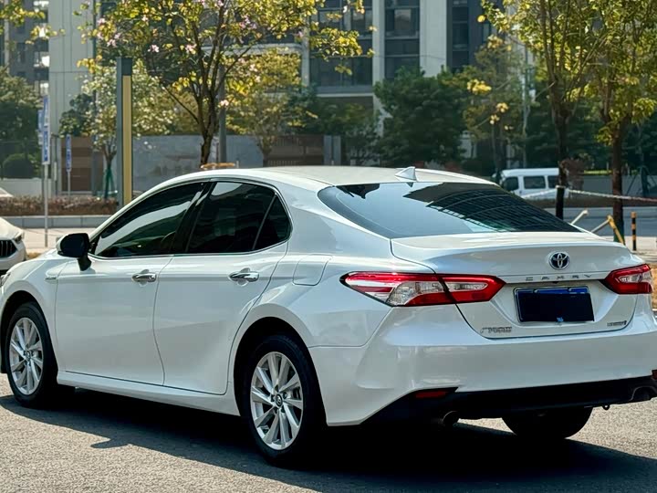 Фото 4 - Toyota Camry