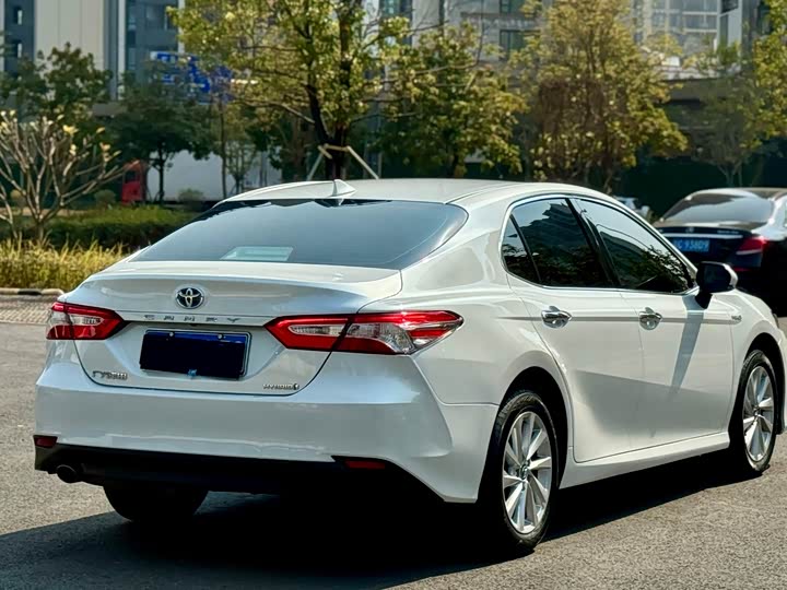 Фото 6 - Toyota Camry