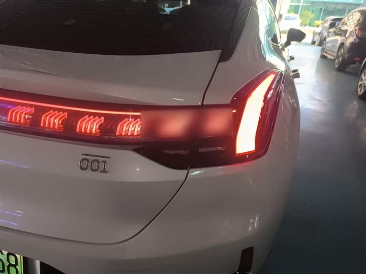 Фото 8 - Zeekr 001