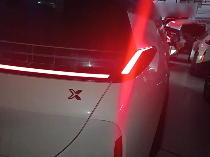 Фото 8 - Zeekr X