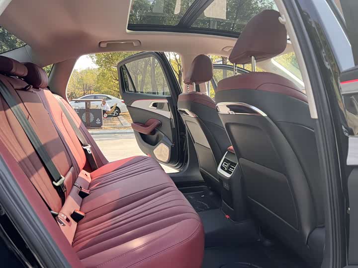 Фото 8 - Hongqi H5