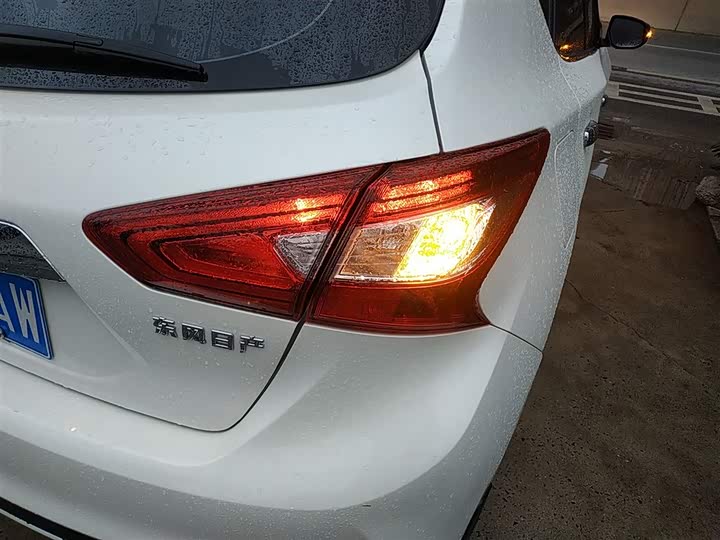 Фото 8 - Nissan Tiida