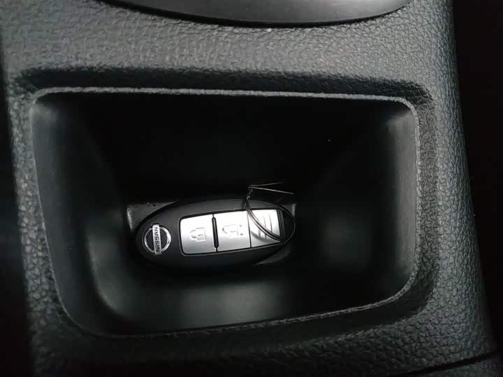 Фото 9 - Nissan Tiida