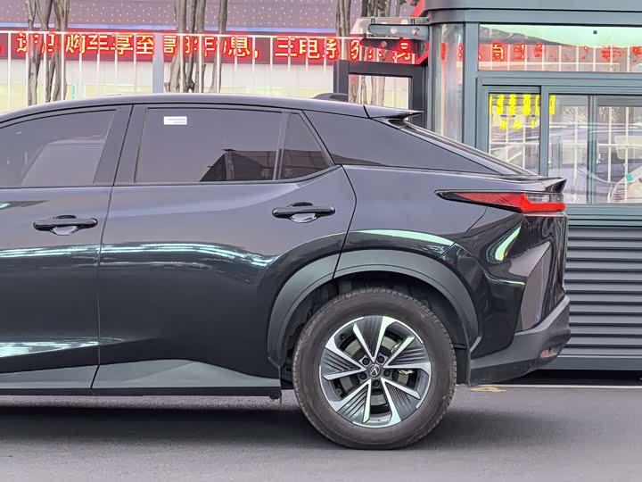 Фото 8 - Lexus RZ