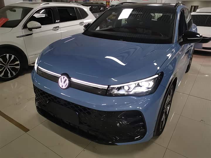 Фото 2 - Volkswagen Tiguan L Pro