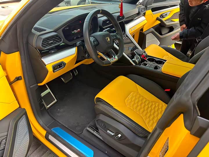 Фото 3 - Lamborghini Urus