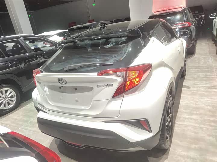 Фото 6 - Toyota C-HR