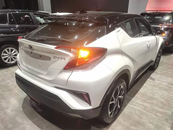 Фото 7 - Toyota C-HR
