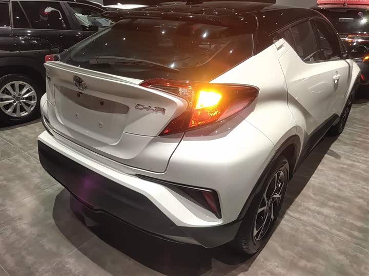 Фото 8 - Toyota C-HR