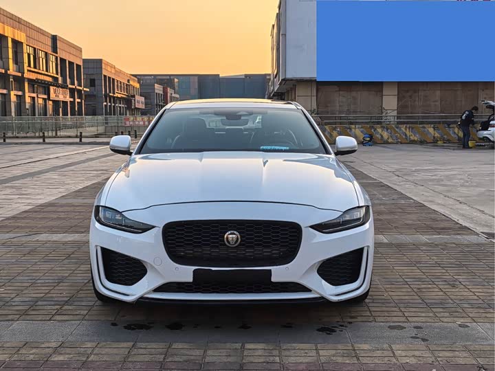 Фото 2 - Jaguar XE L