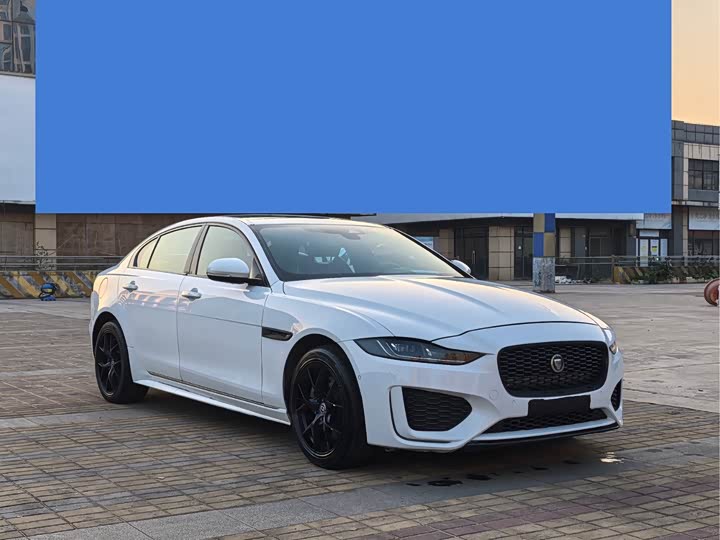 Фото 3 - Jaguar XE L