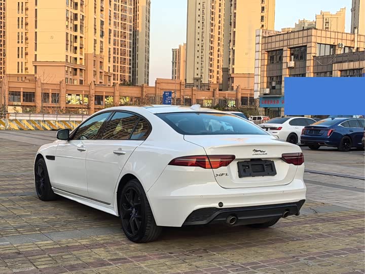 Фото 7 - Jaguar XE L