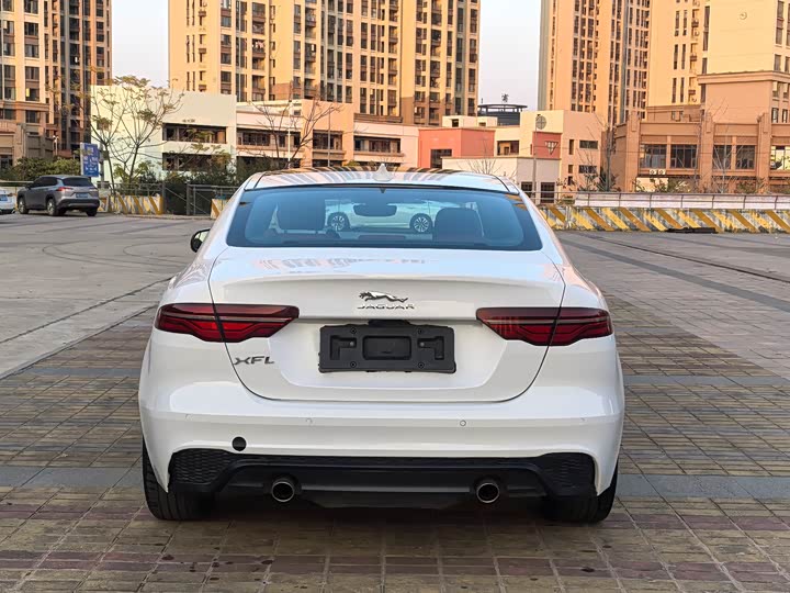 Фото 8 - Jaguar XE L