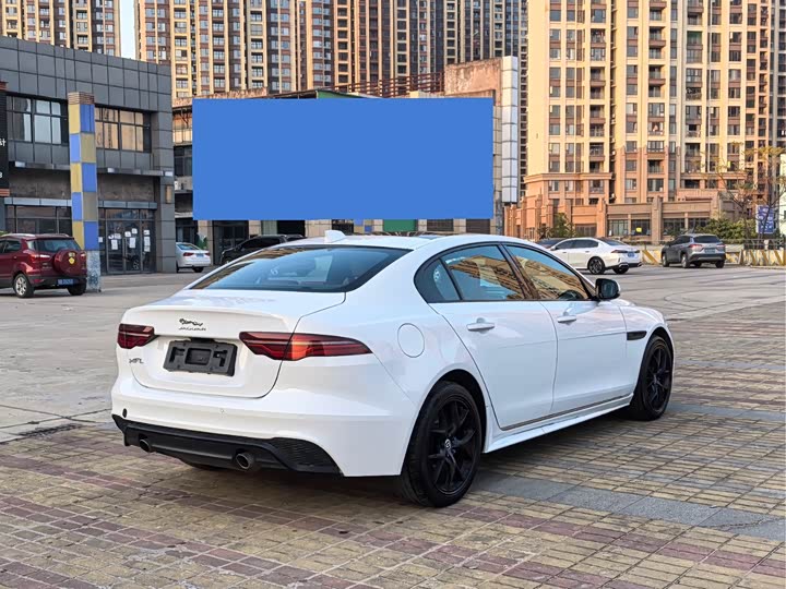 Фото 9 - Jaguar XE L