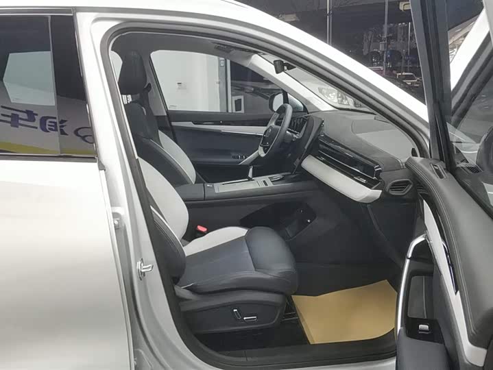 Фото 8 - Geely Atlas L