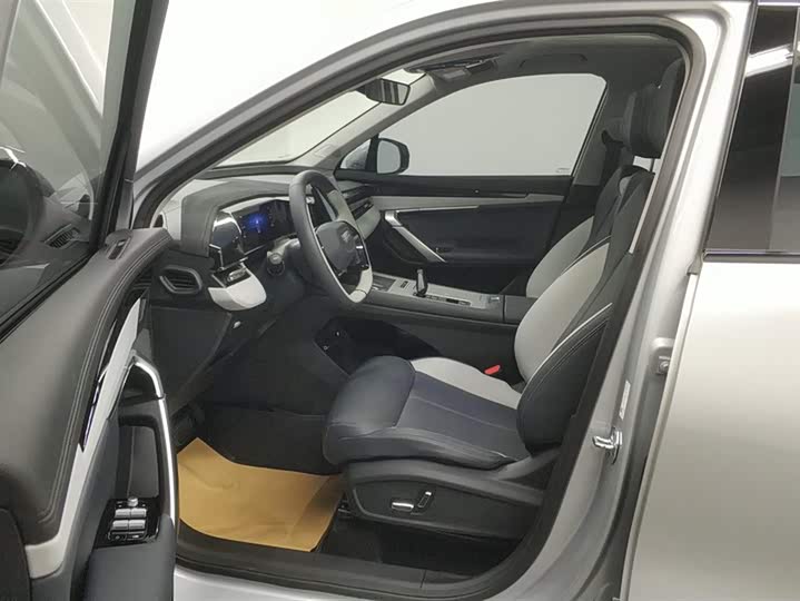 Фото 9 - Geely Atlas L