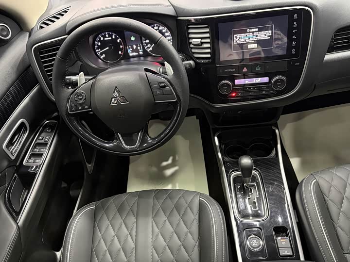 Фото 9 - Mitsubishi Outlander