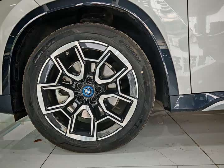 Фото 8 - BMW iX1