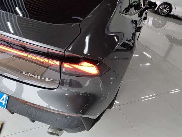 Фото 8 - Changan UNI-V