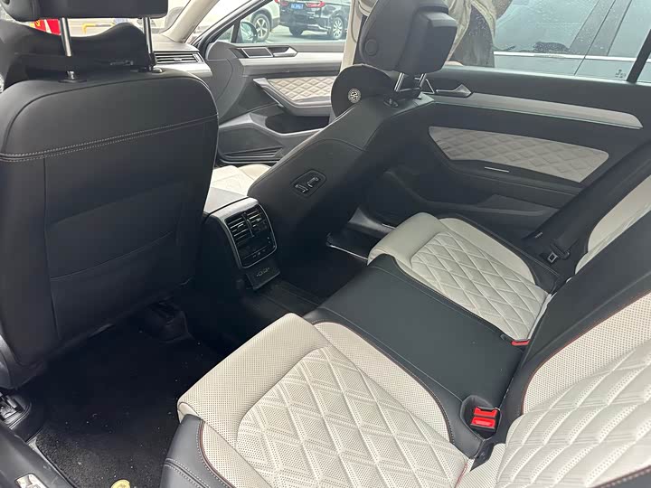 Фото 5 - Volkswagen Magotan