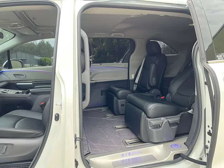 Фото 7 - Toyota Sienna