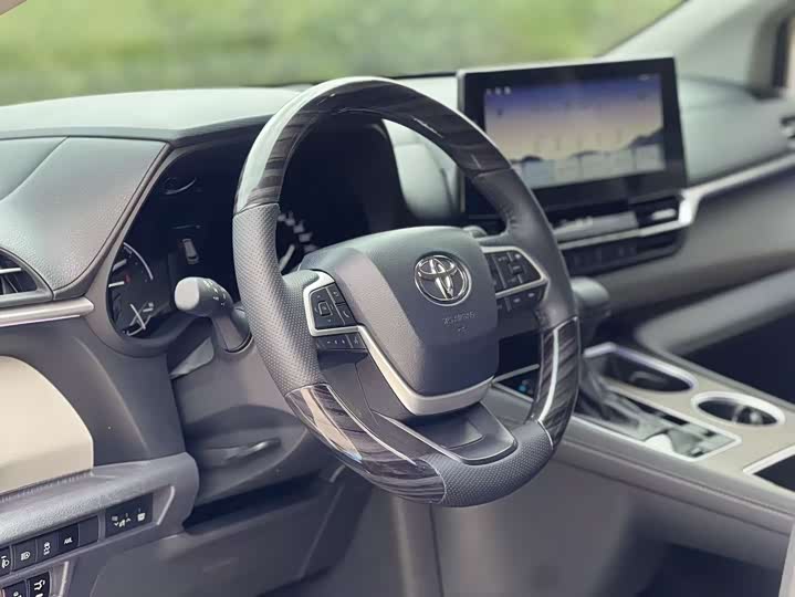 Фото 9 - Toyota Sienna