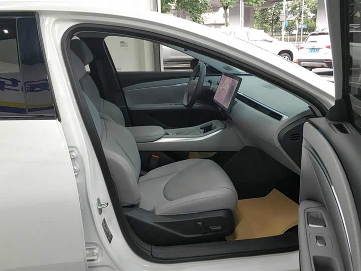 Фото 8 - XPeng Mona M03