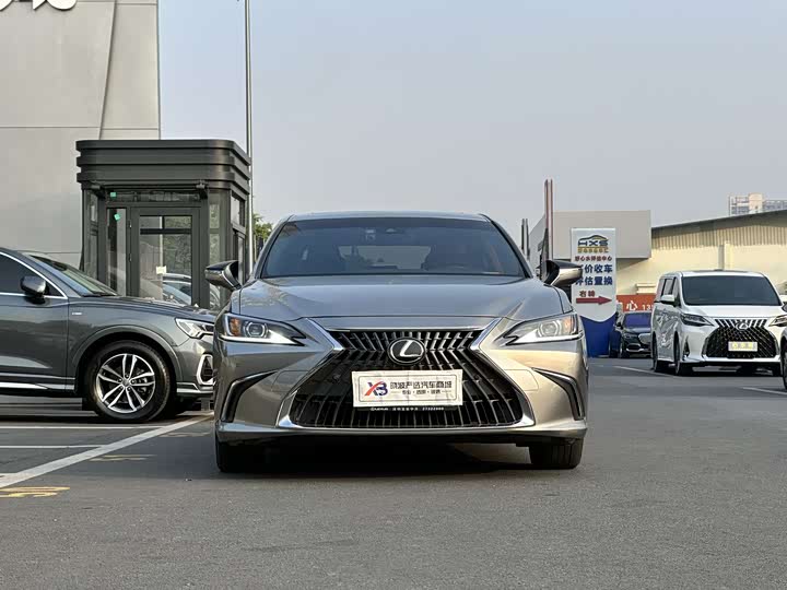 Фото 3 - Lexus ES