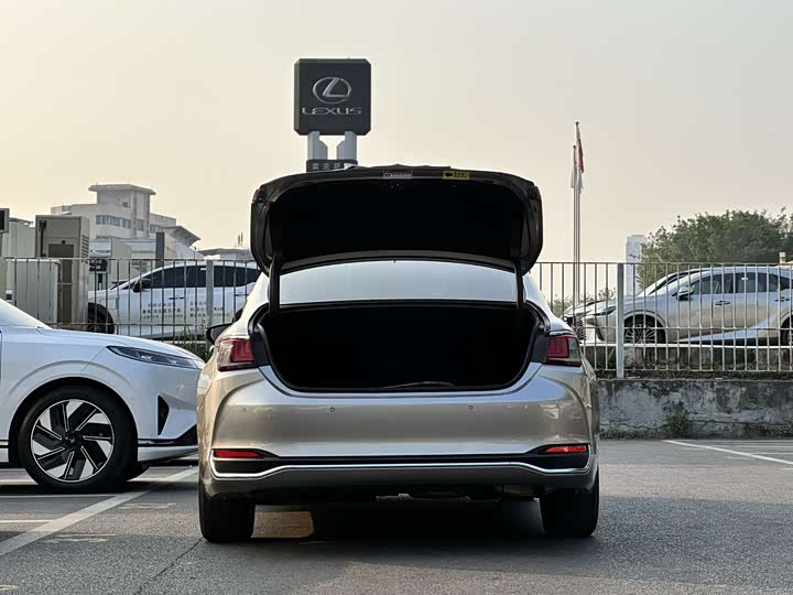 Фото 5 - Lexus ES