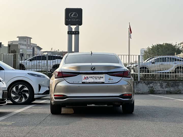 Фото 6 - Lexus ES