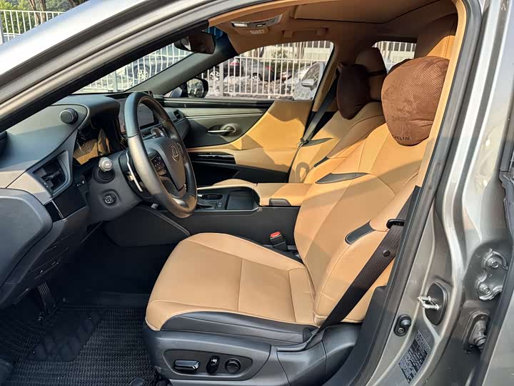 Фото 8 - Lexus ES