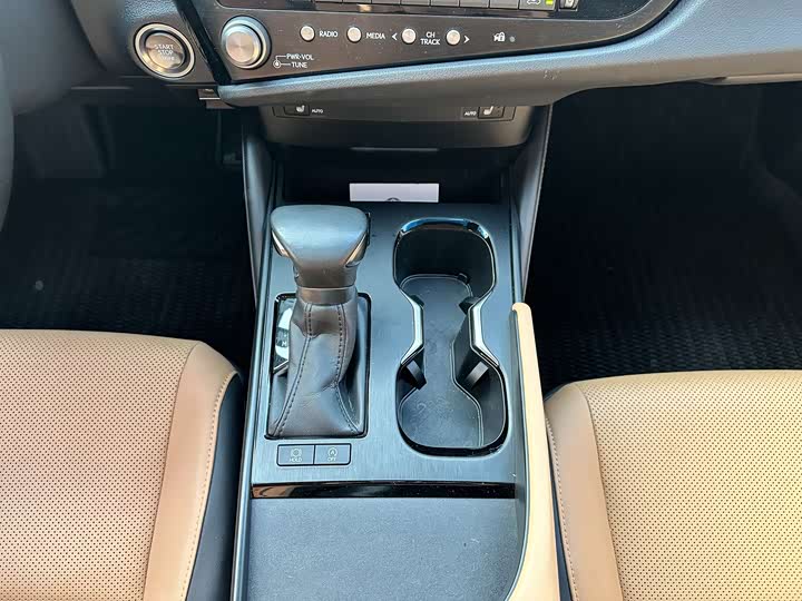 Фото 9 - Lexus ES