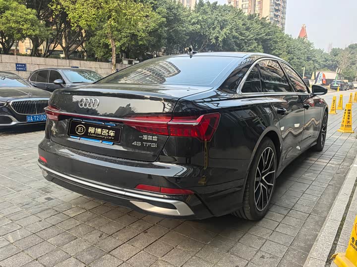 Фото 5 - Audi A6L