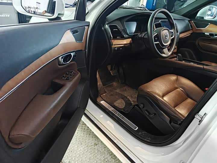 Фото 3 - Volvo XC90