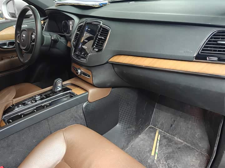 Фото 8 - Volvo XC90