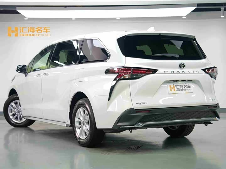 Фото 4 - Toyota Granvia