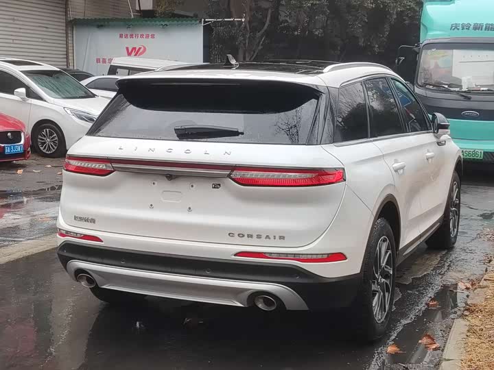 Фото 2 - Lincoln Corsair