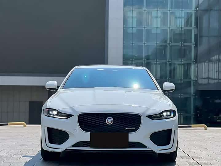 Фото 2 - Jaguar XE L
