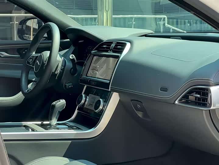 Фото 7 - Jaguar XE L