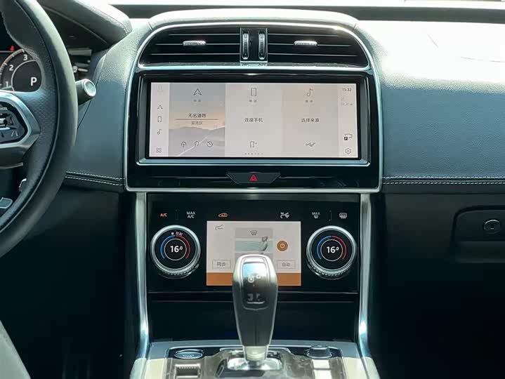 Фото 9 - Jaguar XE L