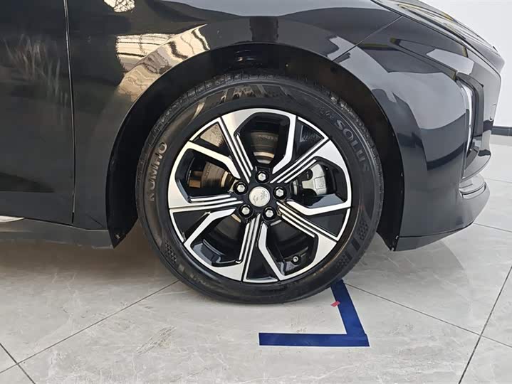 Фото 6 - Hongqi E-QM5